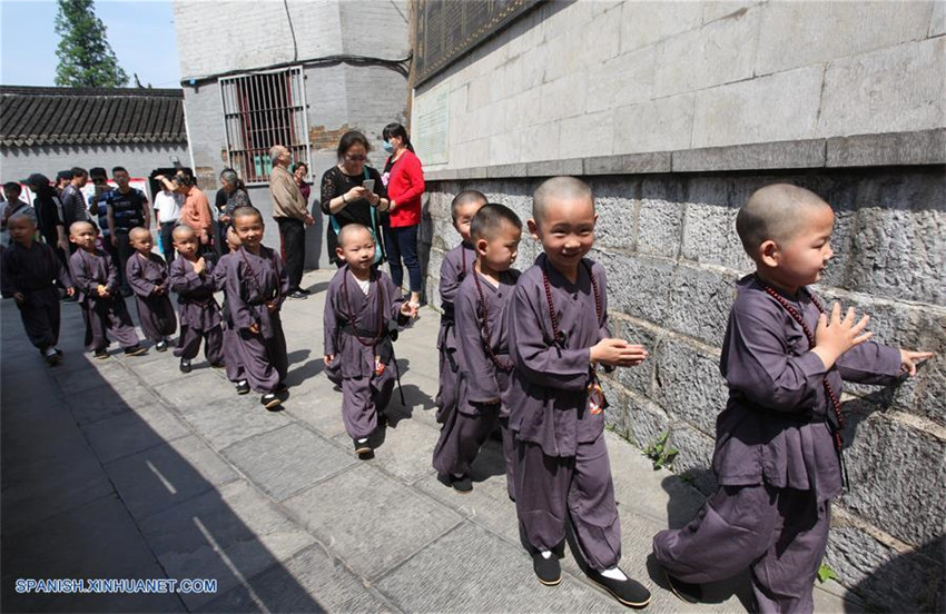 Niños en trajes de monje