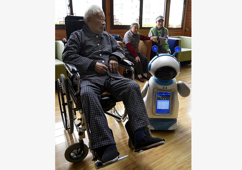 Robots atienden a ancianos en un asilo