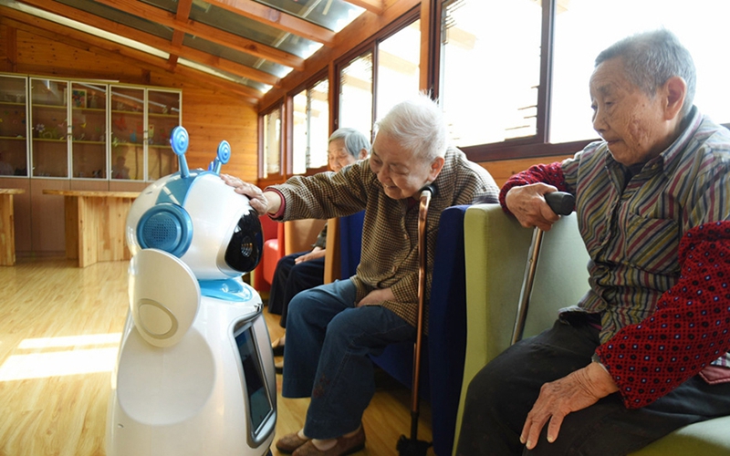 Robots atienden a ancianos en un asilo