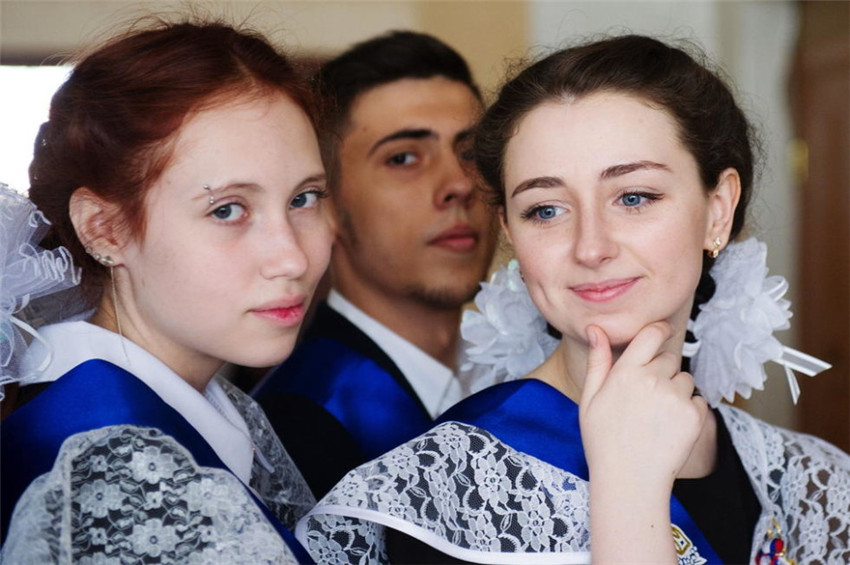 Chicas rusas toman fotos de graduación en uniformes de sirvienta