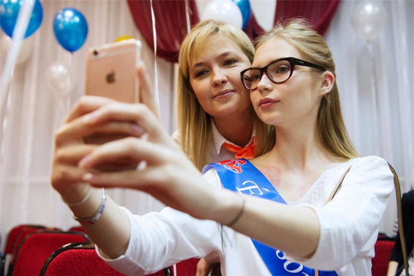 Chicas rusas toman fotos de graduación en uniformes de sirvienta