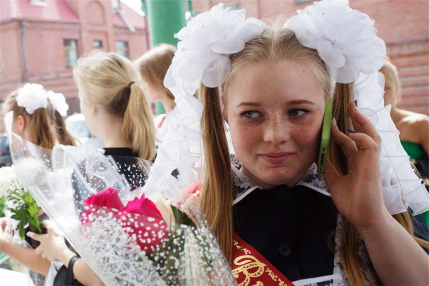 Chicas rusas toman fotos de graduación en uniformes de sirvienta