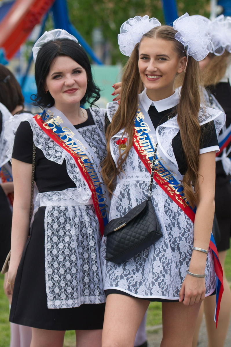 Chicas rusas toman fotos de graduación en uniformes de sirvienta
