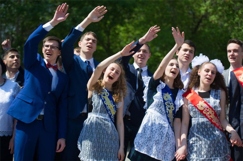 Chicas rusas toman fotos de graduación en uniformes de sirvienta