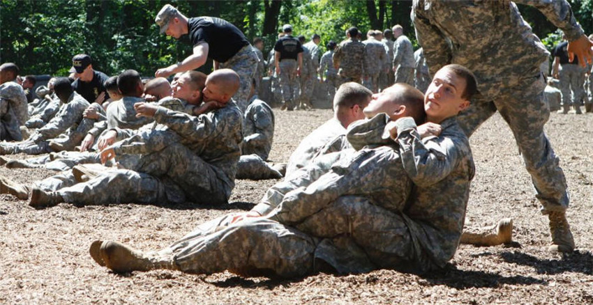 Imágenes reveladas de clases de pelea de la Academia Militar de EEUU