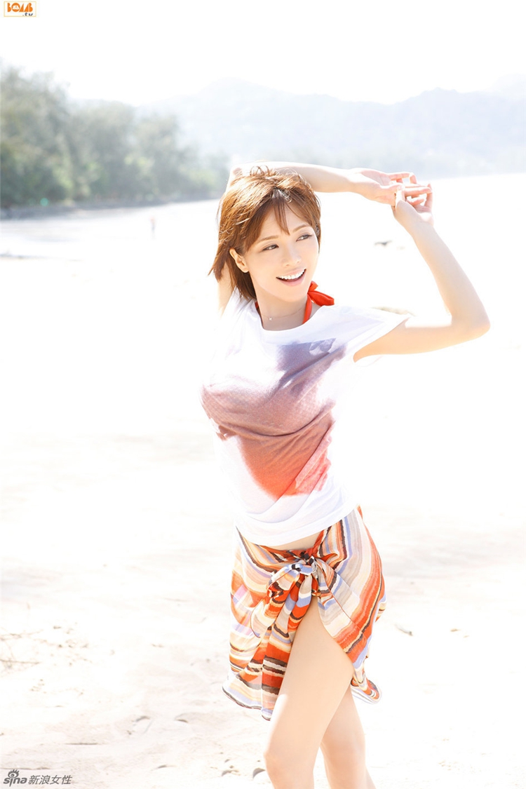 Tierna japonesa enciende la pasión en sexy bikini10