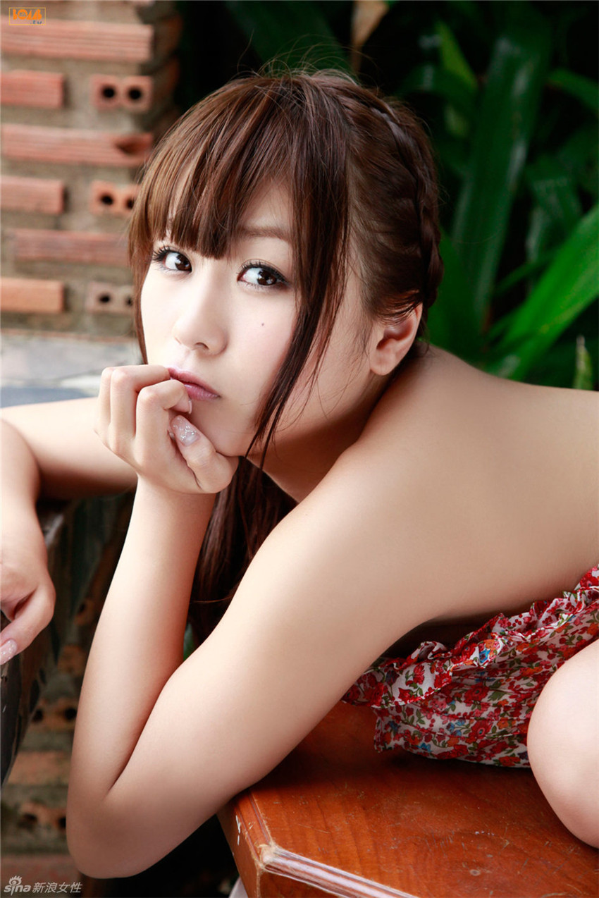 Modelo japonesa Mai Nishida muestra sus generosas curvas al natural