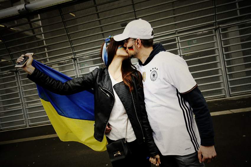 Parejas de Alemania y Ucrania celebran con beso apasionado