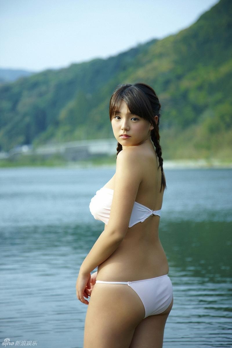 Sexy actriz porno japonesa Ai Shinozaki luce sus tetas perfectas al río 5