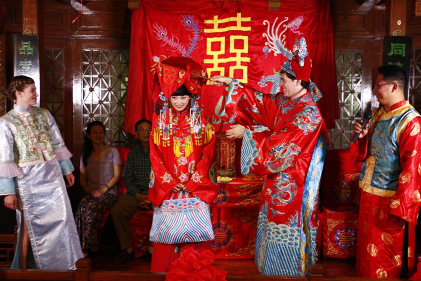 Estadounidense desposa a joven china en una boda tradicional de China6