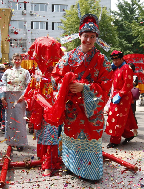 Estadounidense desposa a joven china en una boda tradicional de China5