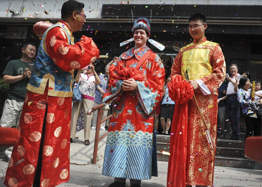Estadounidense desposa a joven china en una boda tradicional de China4