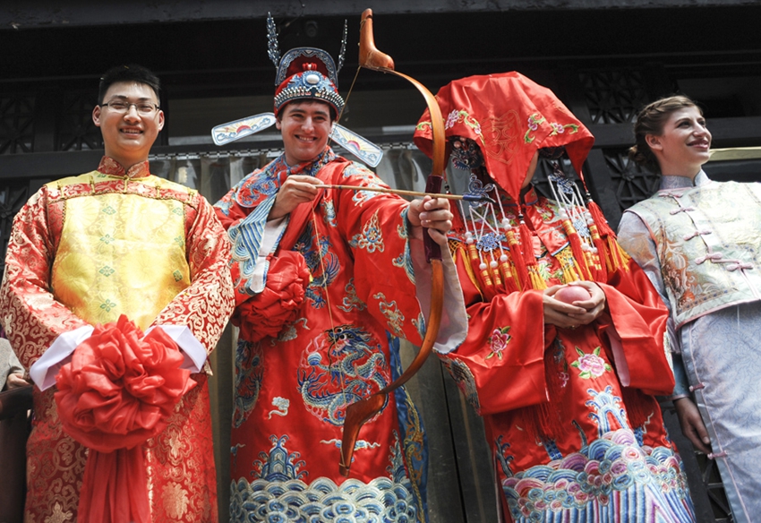 Estadounidense desposa a joven china en una boda tradicional de China3