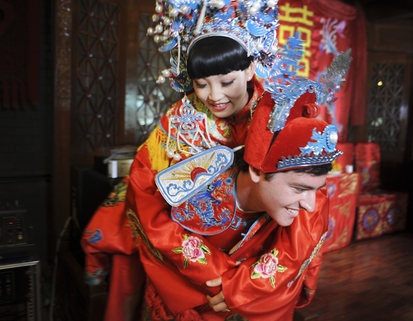 Estadounidense desposa a joven china en una boda tradicional de China2
