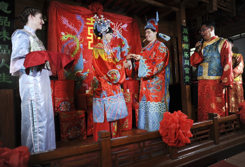 Estadounidense desposa a joven china en una boda tradicional de China1