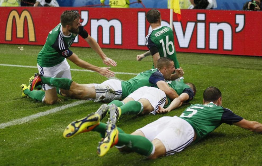 Irlanda del Norte consigue la primera victoria de su historia en una Eurocopa
