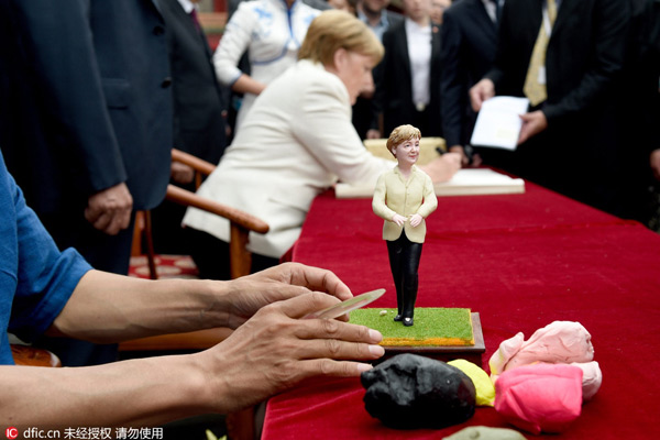 Angela Merkel recibe figurita de ella misma en shenyang4