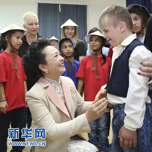 Esposa de presidente chino visita escuela de educación especial en Belgrado