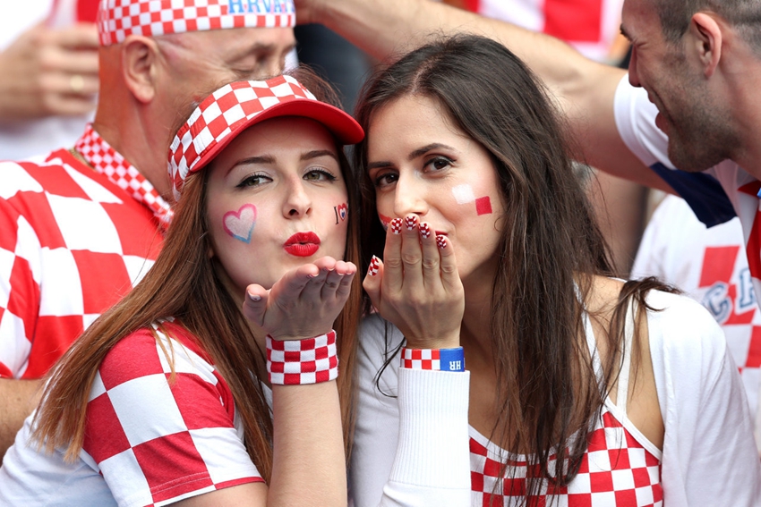 Besos de las aficionadas guapas en las gradas de la Eurocopa 2016