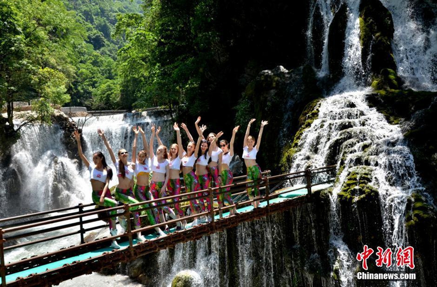 Supermodelos disfrutan de la bella naturaleza de la montaña Daliangshan, China7