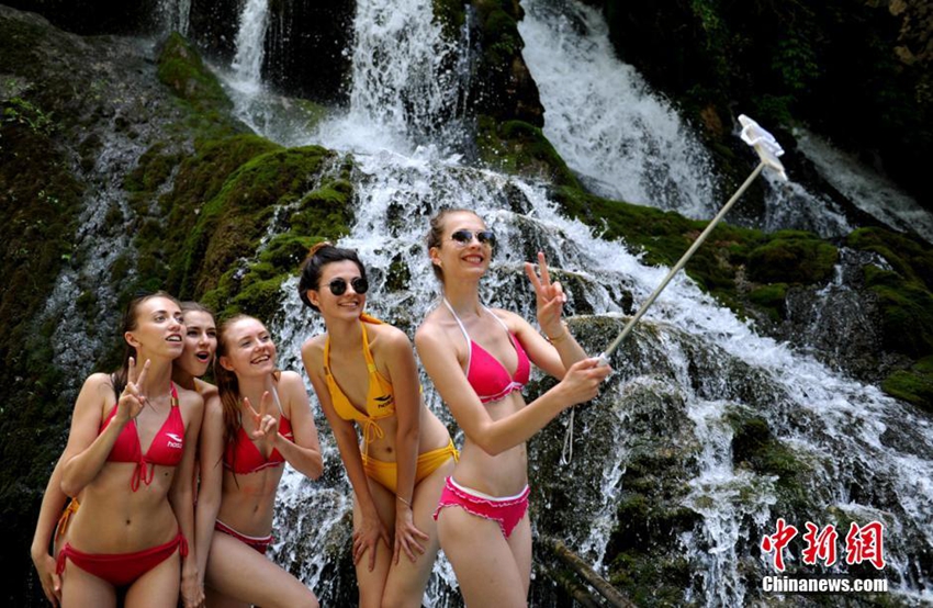 Supermodelos disfrutan de la bella naturaleza de la montaña Daliangshan, China1