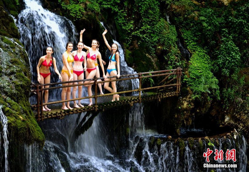 Supermodelos disfrutan de la bella naturaleza de la montaña Daliangshan, China2