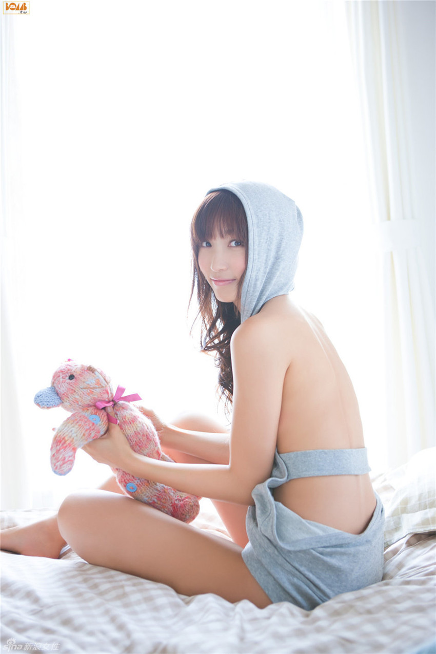 Modelo japonesa revela fotos sexys en cama