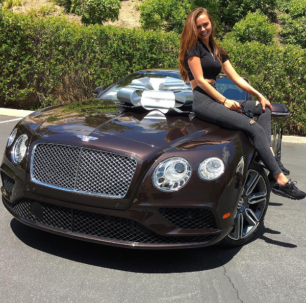 Bailarina consentida de Bieber se casa con millonario de 62 años12