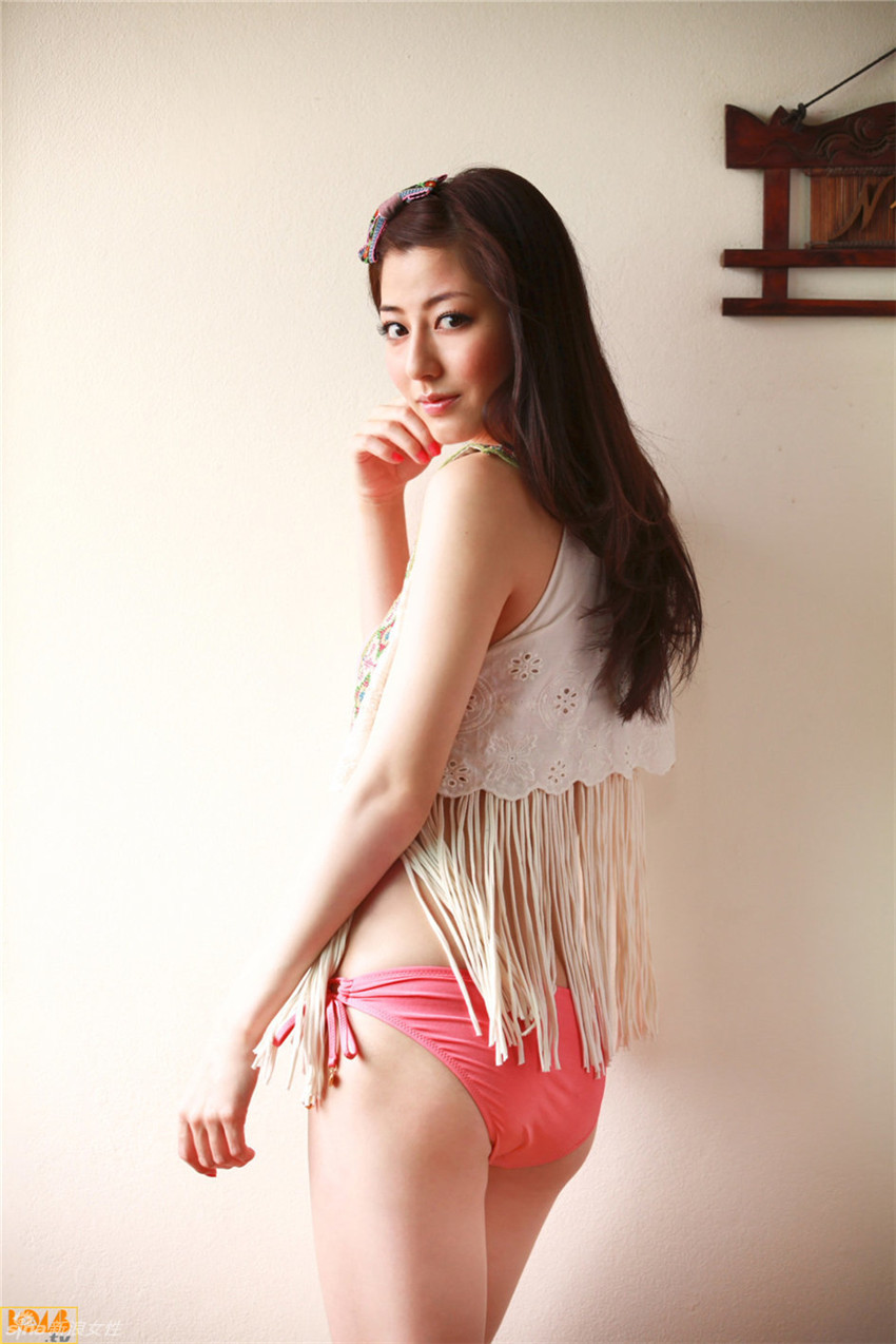 Bella japonesa presume sus atributos en bikini diminuto