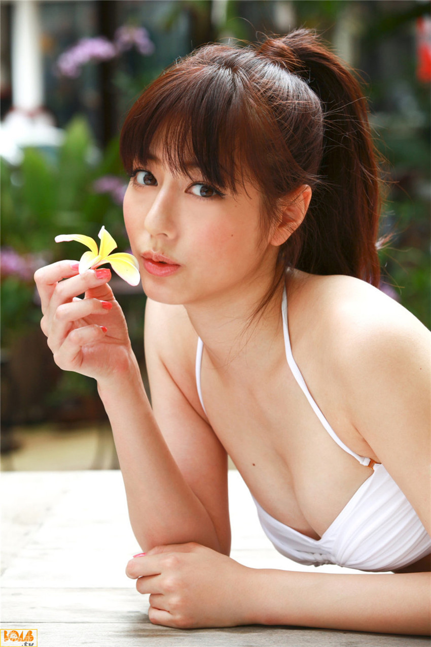 Bella japonesa presume sus atributos en bikini diminuto