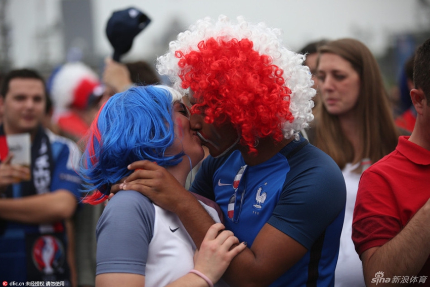 Así celebran los fanáticos de la Eurocopa el Día Internacional de Besos13