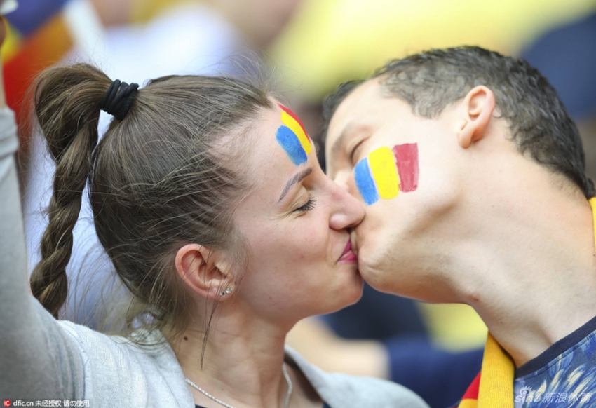 Así celebran los fanáticos de la Eurocopa el Día Internacional de Besos12