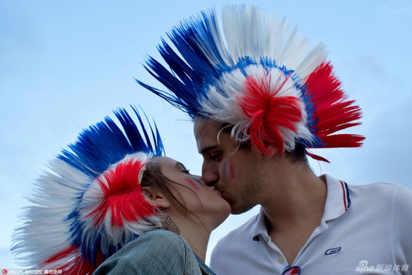 Así celebran los fanáticos de la Eurocopa el Día Internacional de Besos11