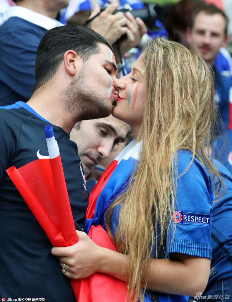 Así celebran los fanáticos de la Eurocopa el Día Internacional de Besos10