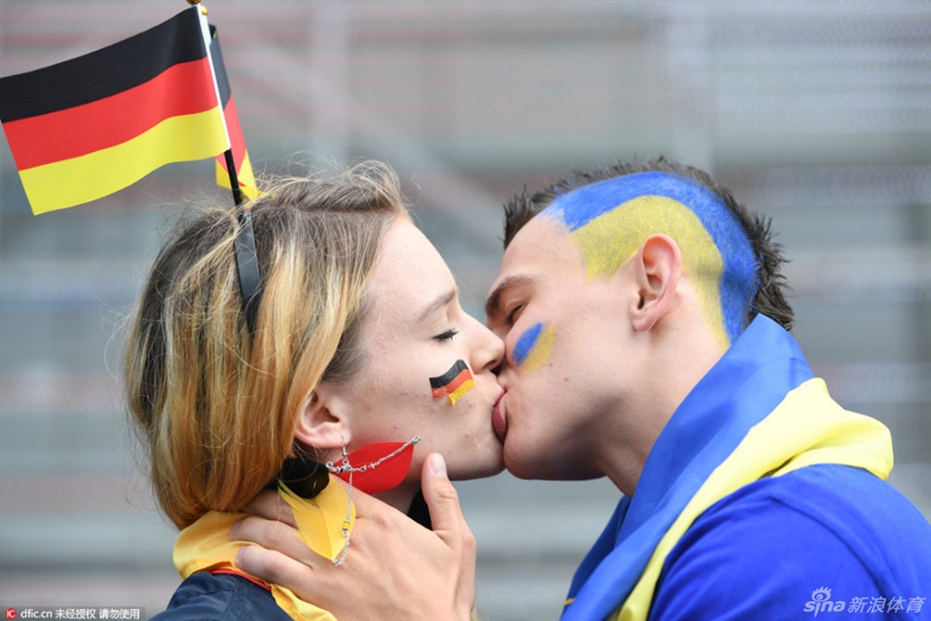 Así celebran los fanáticos de la Eurocopa el Día Internacional de Besos7