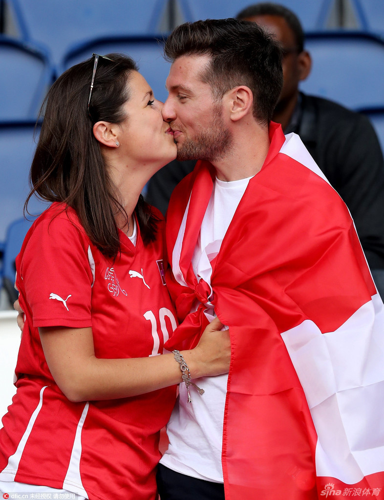 Así celebran los fanáticos de la Eurocopa el Día Internacional de Besos6