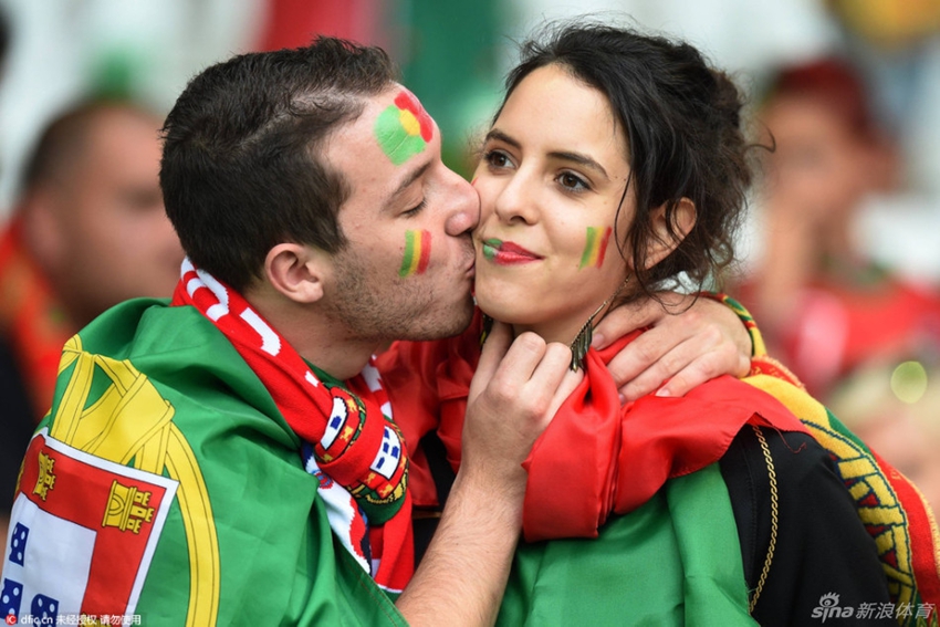 Así celebran los fanáticos de la Eurocopa el Día Internacional de Besos5