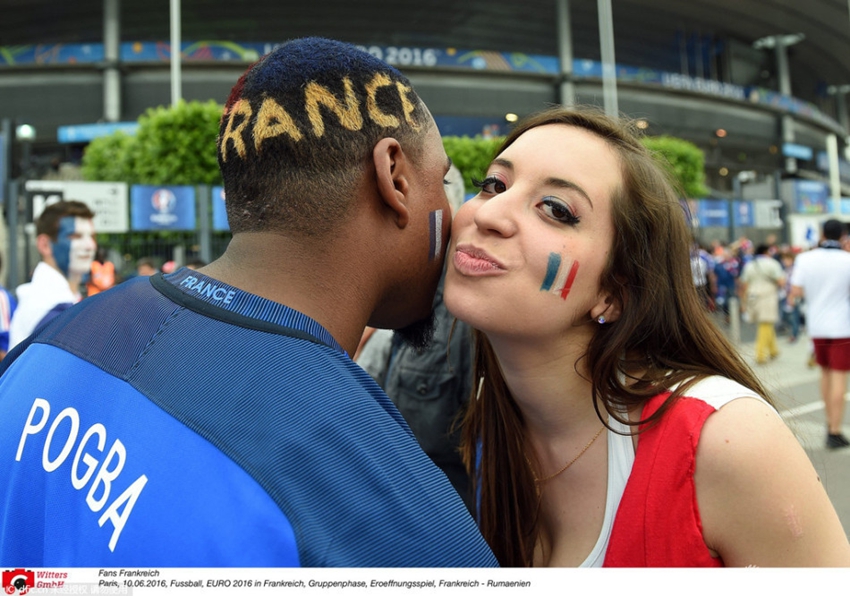 Así celebran los fanáticos de la Eurocopa el Día Internacional de Besos1