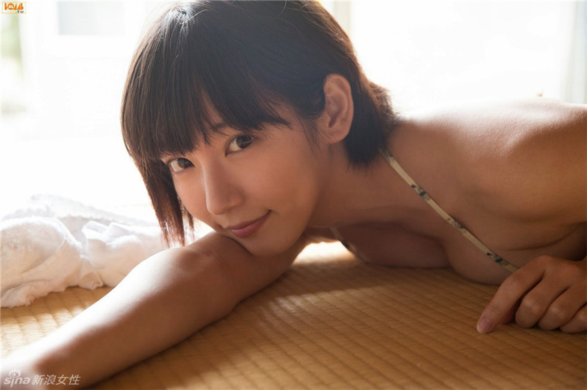 Japonesa derrocha pasión para la cámara en sexy sesión fotográfica