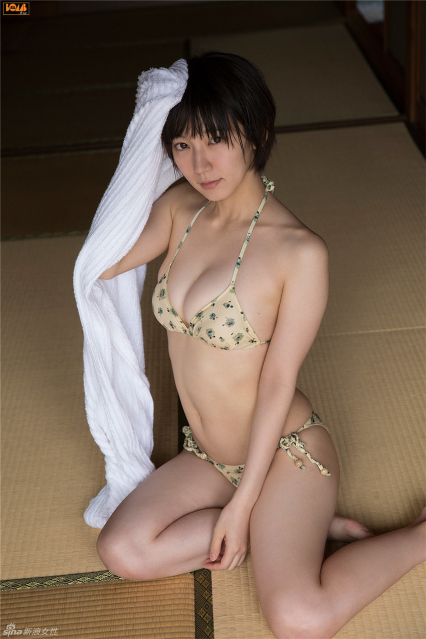 Japonesa derrocha pasión para la cámara en sexy sesión fotográfica