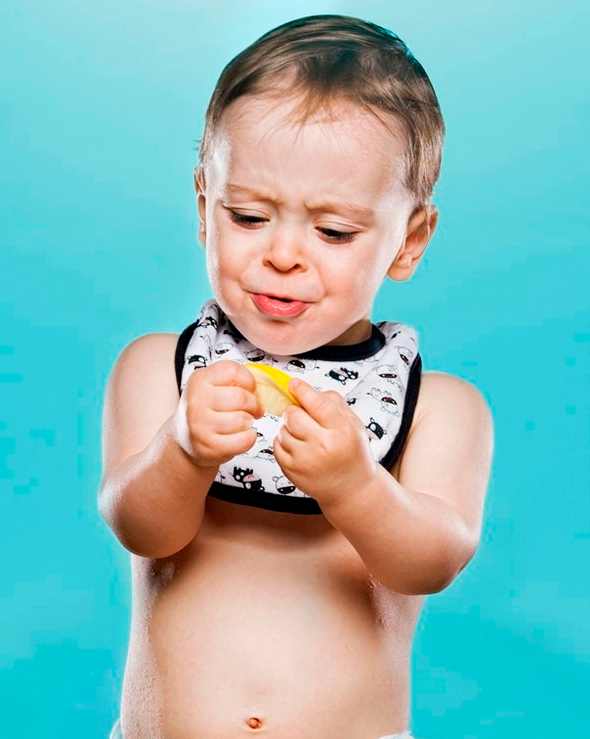 Diez fotos graciosas de bebé: comer limón por primera vez