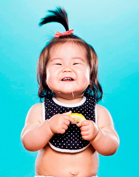 Diez fotos graciosas de bebé: comer limón por primera vez