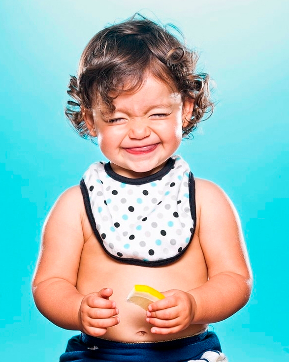 Diez fotos graciosas de bebé: comer limón por primera vez