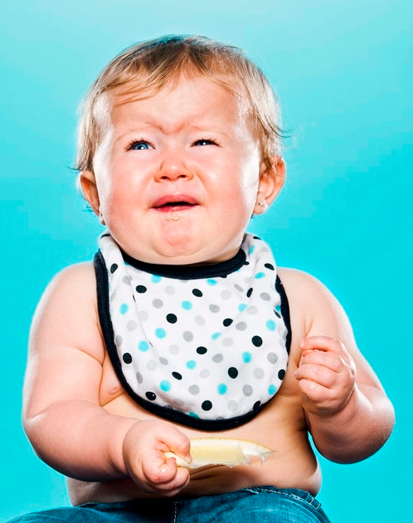 Diez fotos graciosas de bebé: comer limón por primera vez