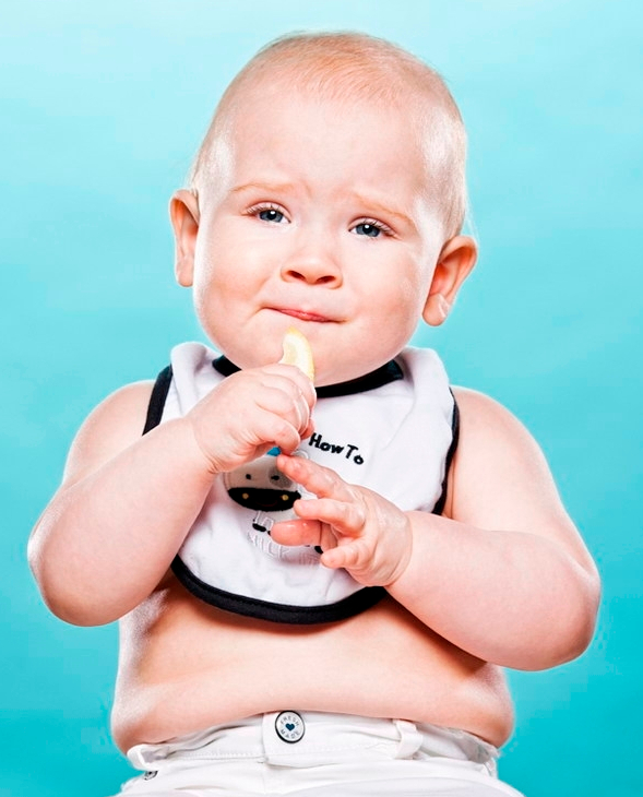 Diez fotos graciosas de bebé: comer limón por primera vez