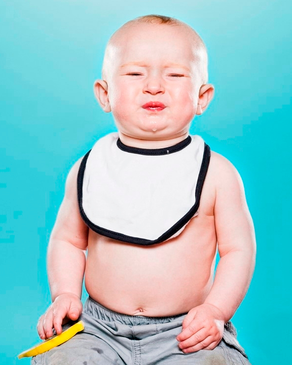 Diez fotos graciosas de bebé: comer limón por primera vez