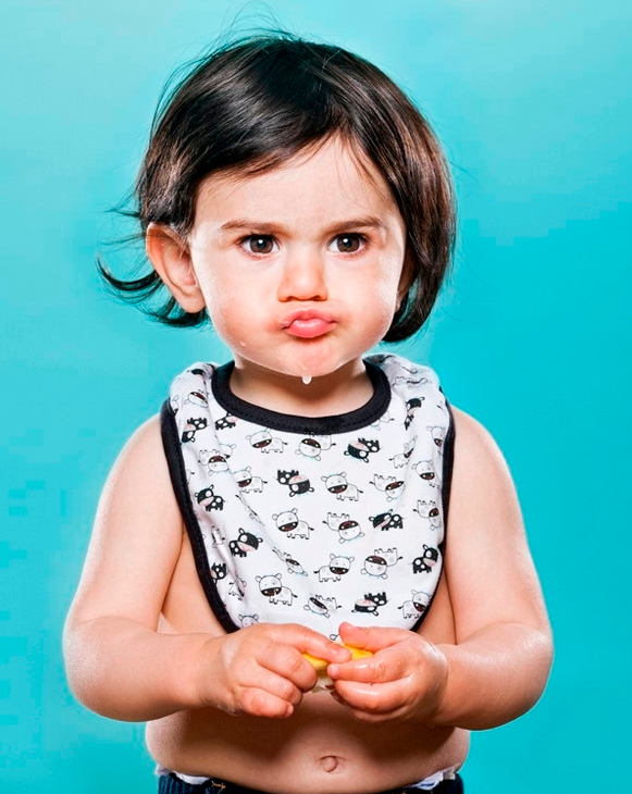 Diez fotos graciosas de bebé: comer limón por primera vez