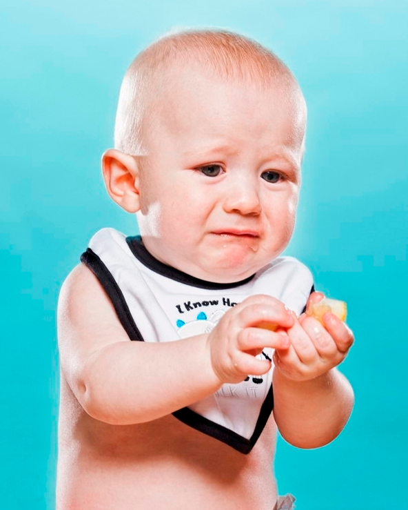 Diez fotos graciosas de bebé: comer limón por primera vez