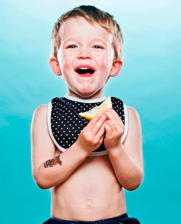 Diez fotos graciosas de bebé: comer limón por primera vez