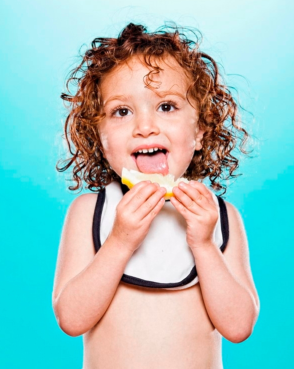 Diez fotos graciosas de bebé: comer limón por primera vez